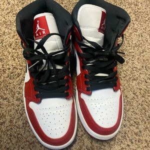 Air Jordan 1 mid “Chicago” Size 8.5